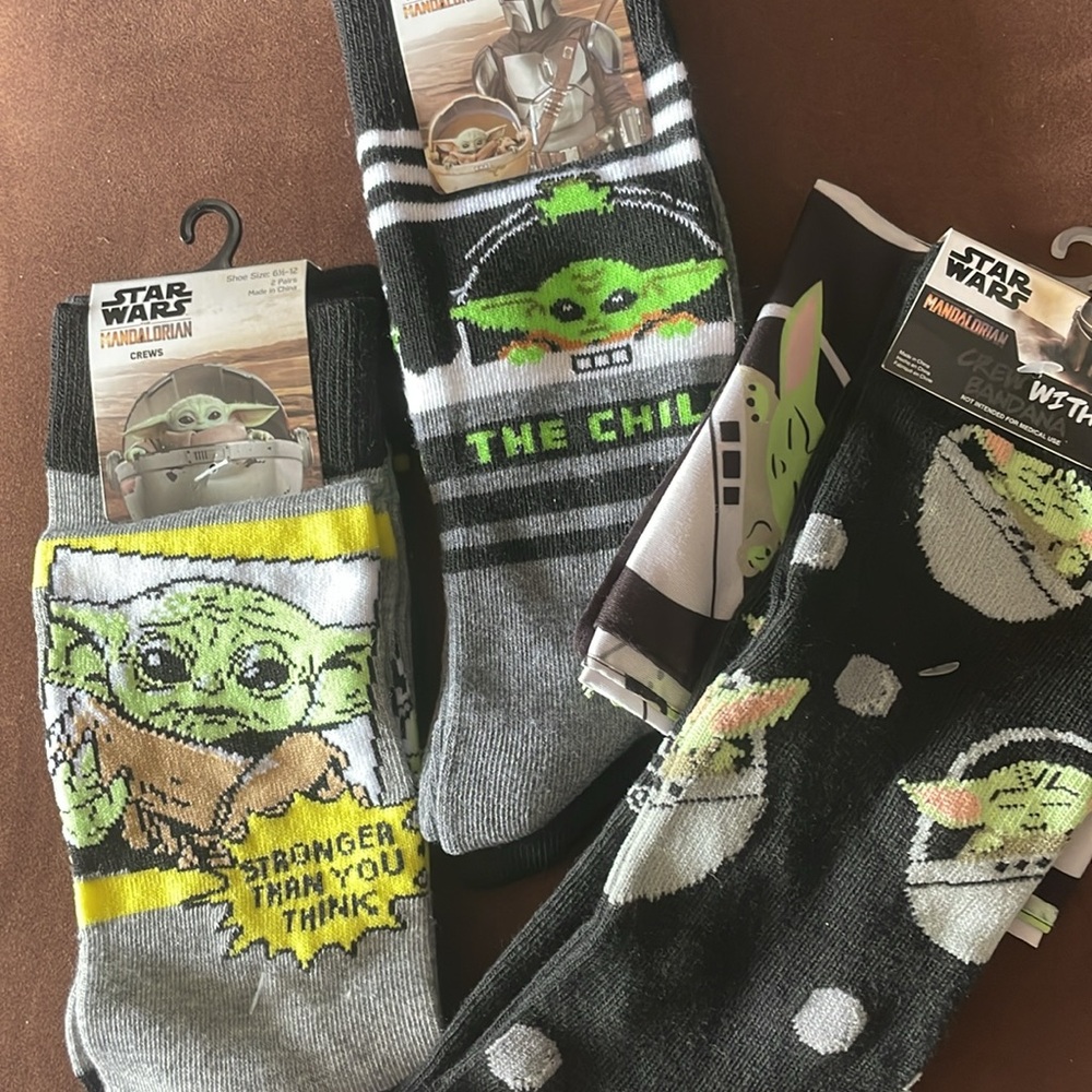 Star Wars Madalorian Crew Socks 5 Pair NWT Grogu Shoe Size 6.5-12 and Bandana